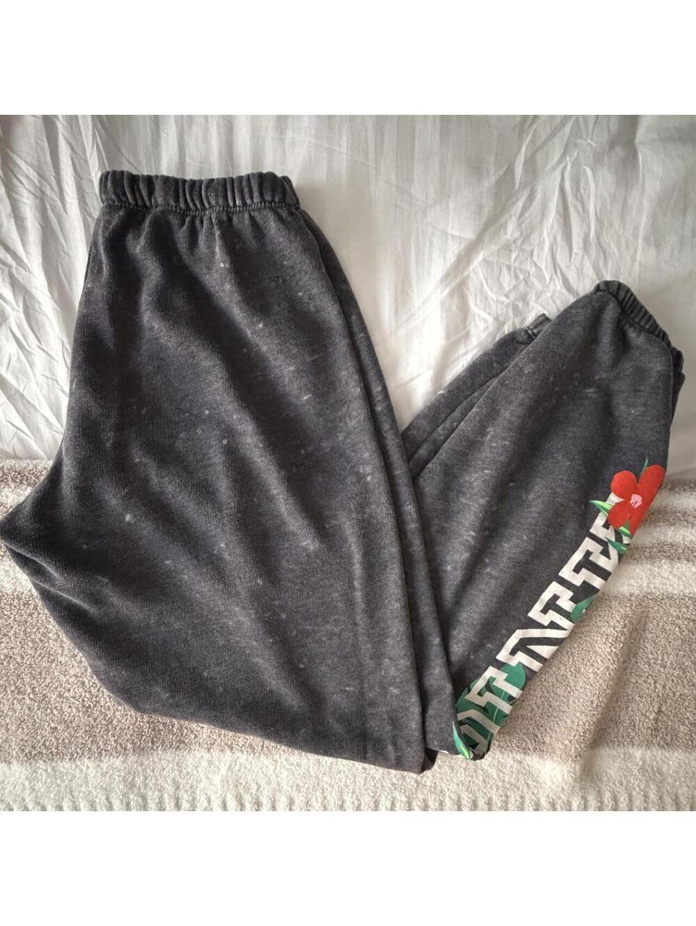 Victoria S Secret Women's Grey and Black sweatpants